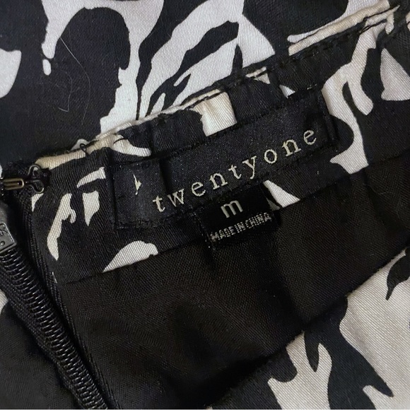 Super cute and elegant sleeveless mini dress. Floral print - Picture 3 of 3